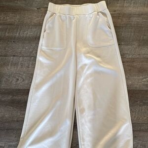 Women’s Wide Leg Cropped Sweat Pants Cream Colored Zipper Pockets Stretchy SMALL